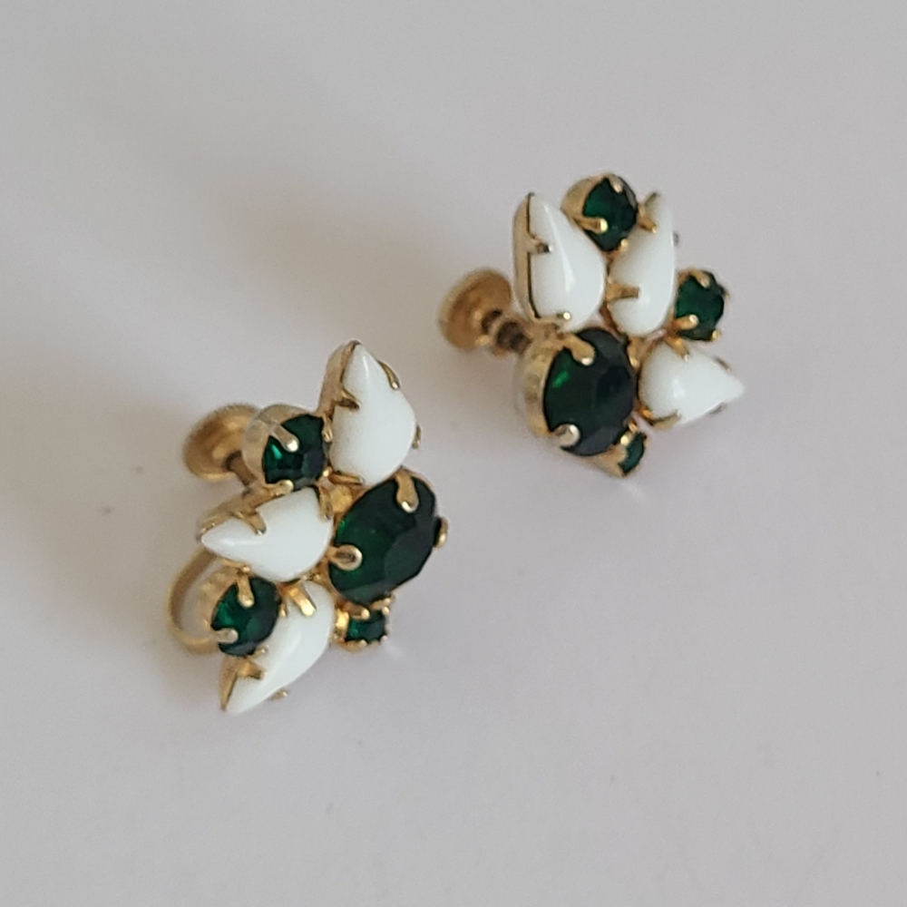 Vintage Mid Century Mod Gold Emerald Green Rhinestone Flower Clip On Earrings - Picture 4 of 8